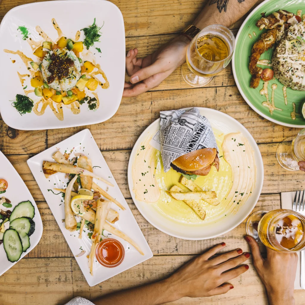 Table de restaurant avec norriture - Freepik