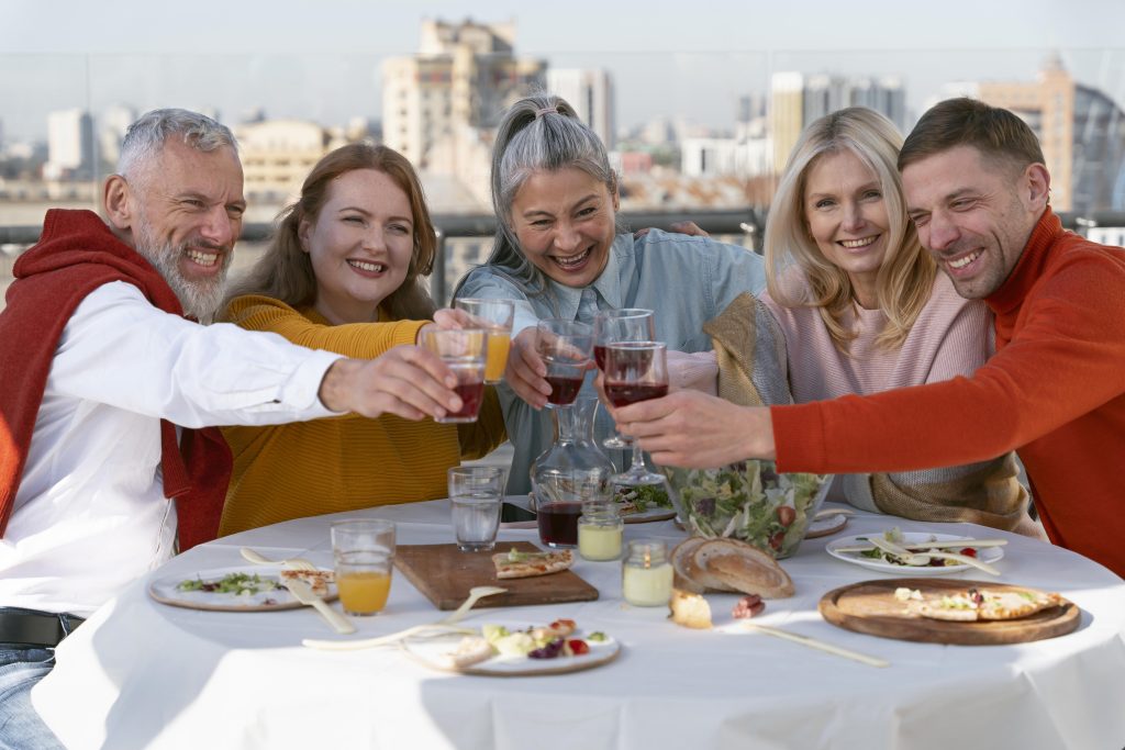 Gens qui font un apéro ensemble