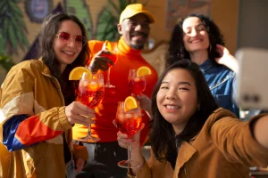 Gens qui boivent un cocktail