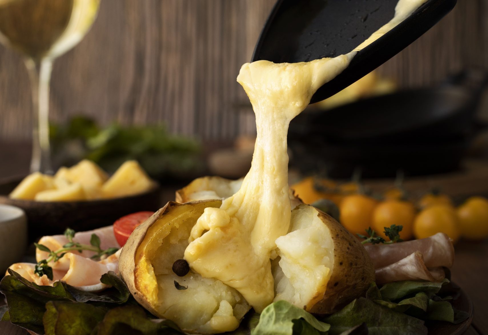 Raclette fondue sur une patate, image: Freepik